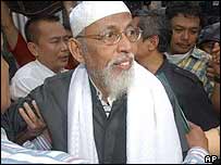 Abu Bakar Ba'asyir is being escorted from prison after being re-arrested on Friday